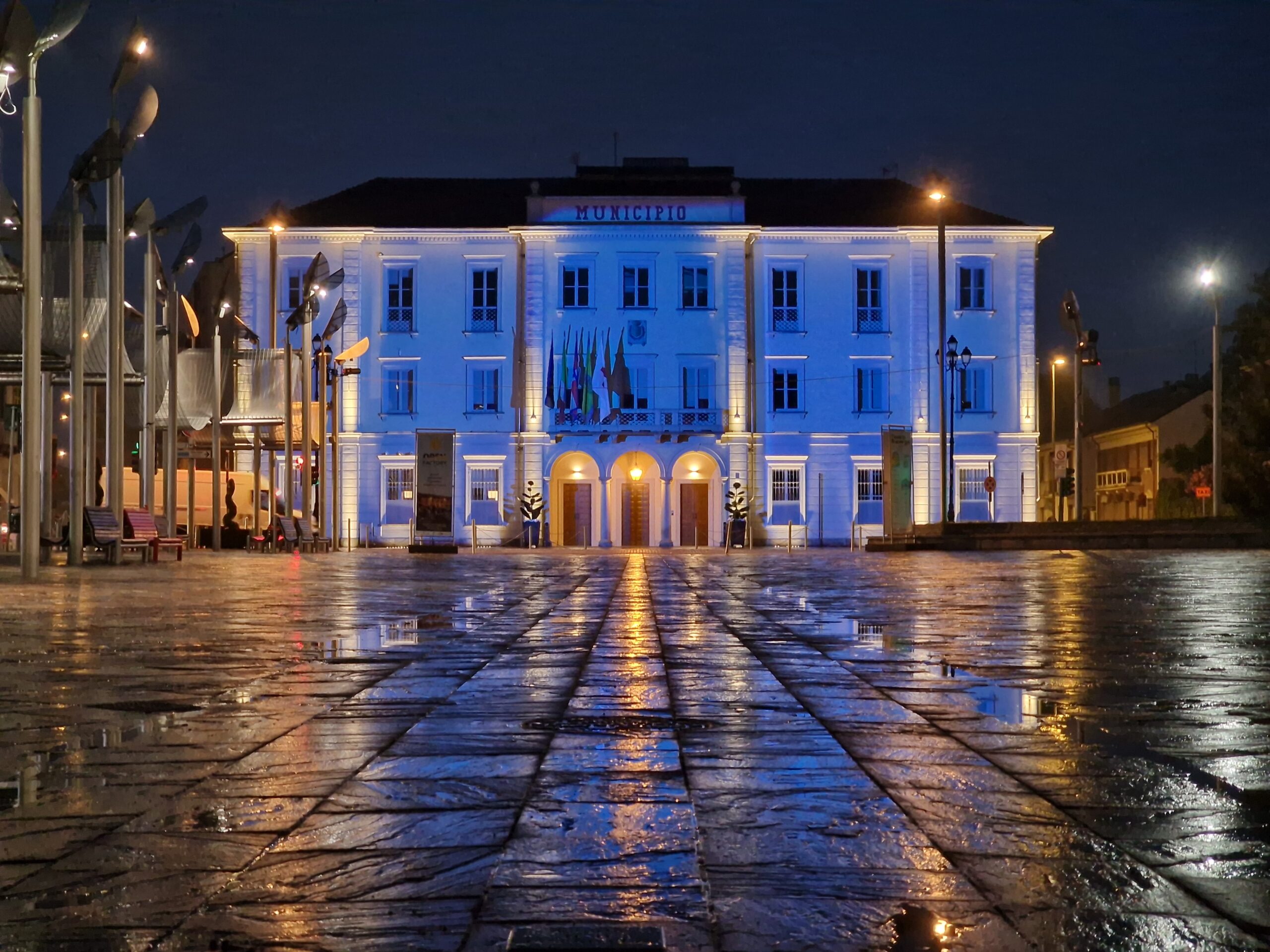 Palazzo comunale illuminato di blu